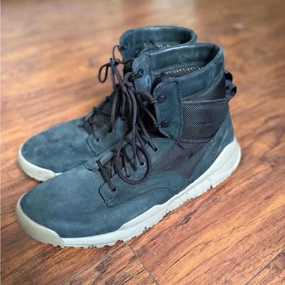 mens nike boots size 14